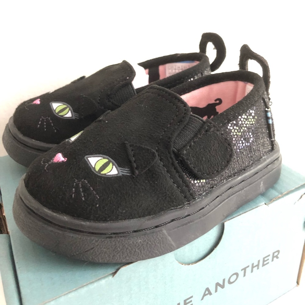 NWT TOMS Luca Glow In The Dark Girl Shoes Size 4